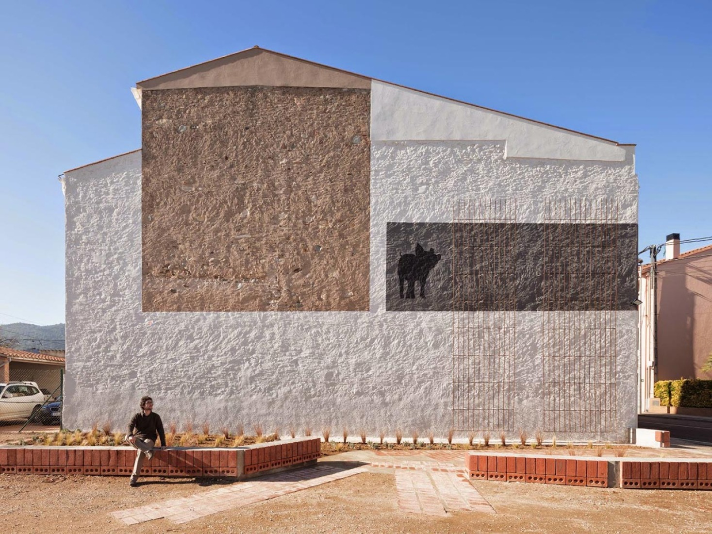 Vista exterior de la fachada lateral. Carnicería Germans Soler por Pau Sarquella. Fotografía © Joan Guillamat y Pau Sarquella. 