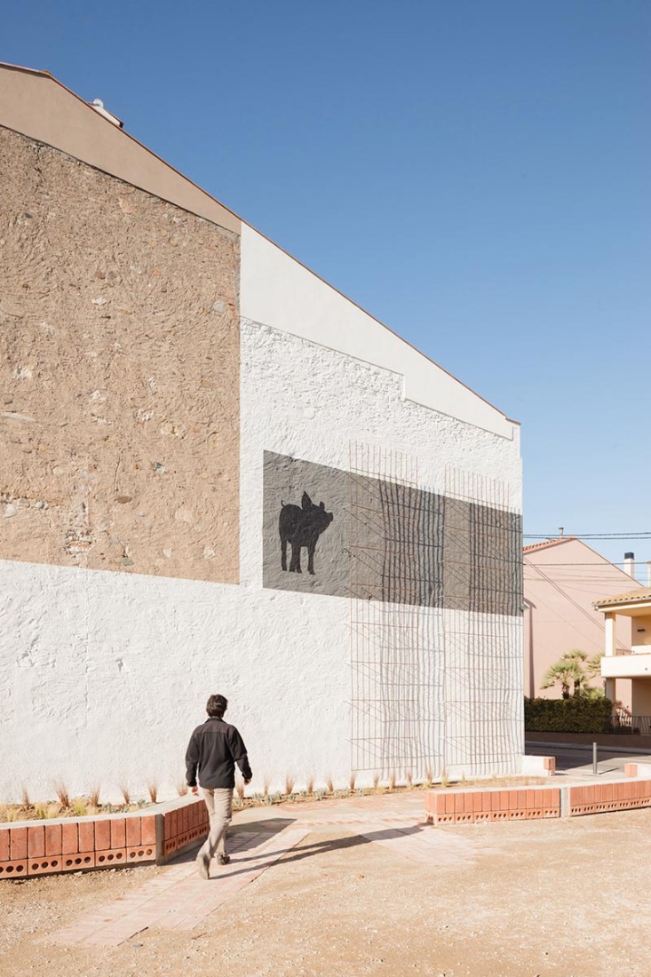 Vista exterior de la fachada lateral. Carnicería Germans Soler por Pau Sarquella. Fotografía © Joan Guillamat y Pau Sarquella. 