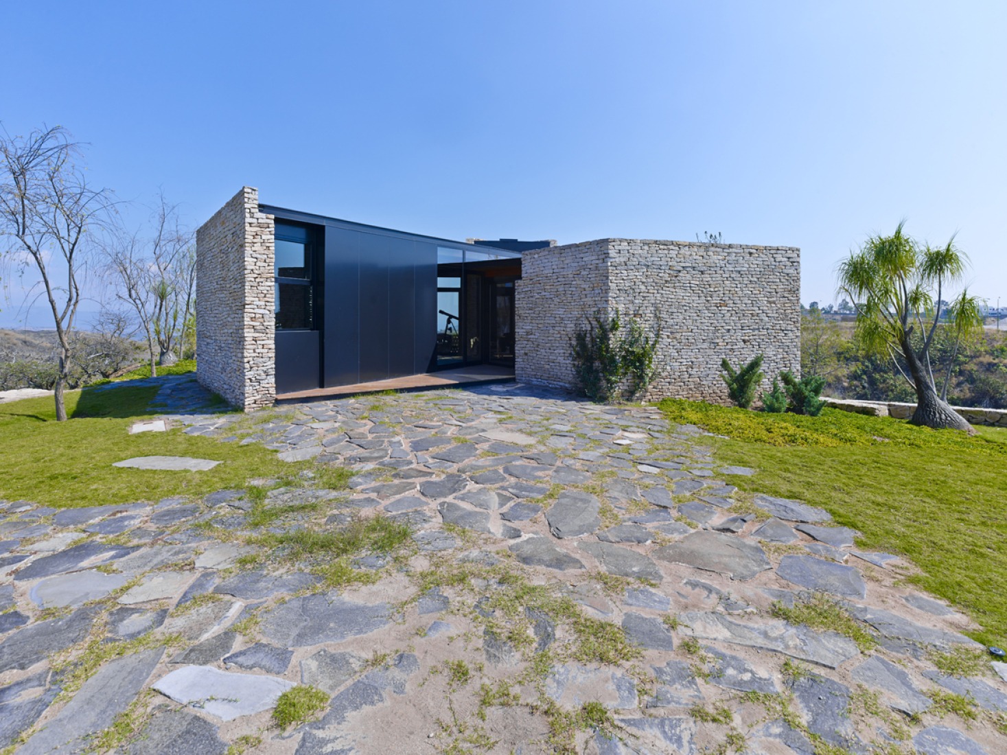 Outside view. Pavillion in Río Blanco by Carme Pinós. Photograph © Jordi Bernardó.