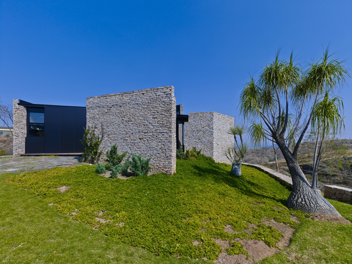 Outside view. Pavillion in Río Blanco by Carme Pinós. Photograph © Jordi Bernardó. 