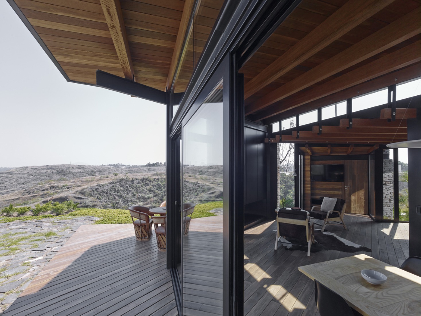 View of the living room from the outside. Pavillion in Río Blanco by Carme Pinós. Photograph © Jordi Bernardó.