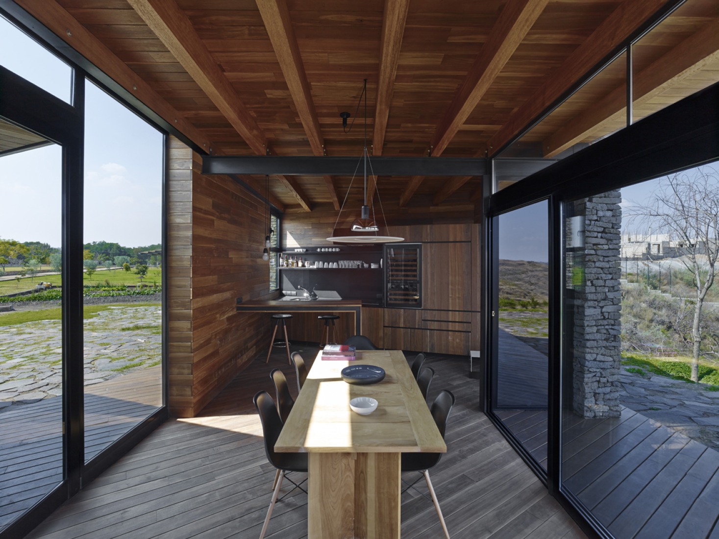 Inside view of the dinning room. Pavillion in Río Blanco by Carme Pinós. Photograph © Jordi Bernardó.