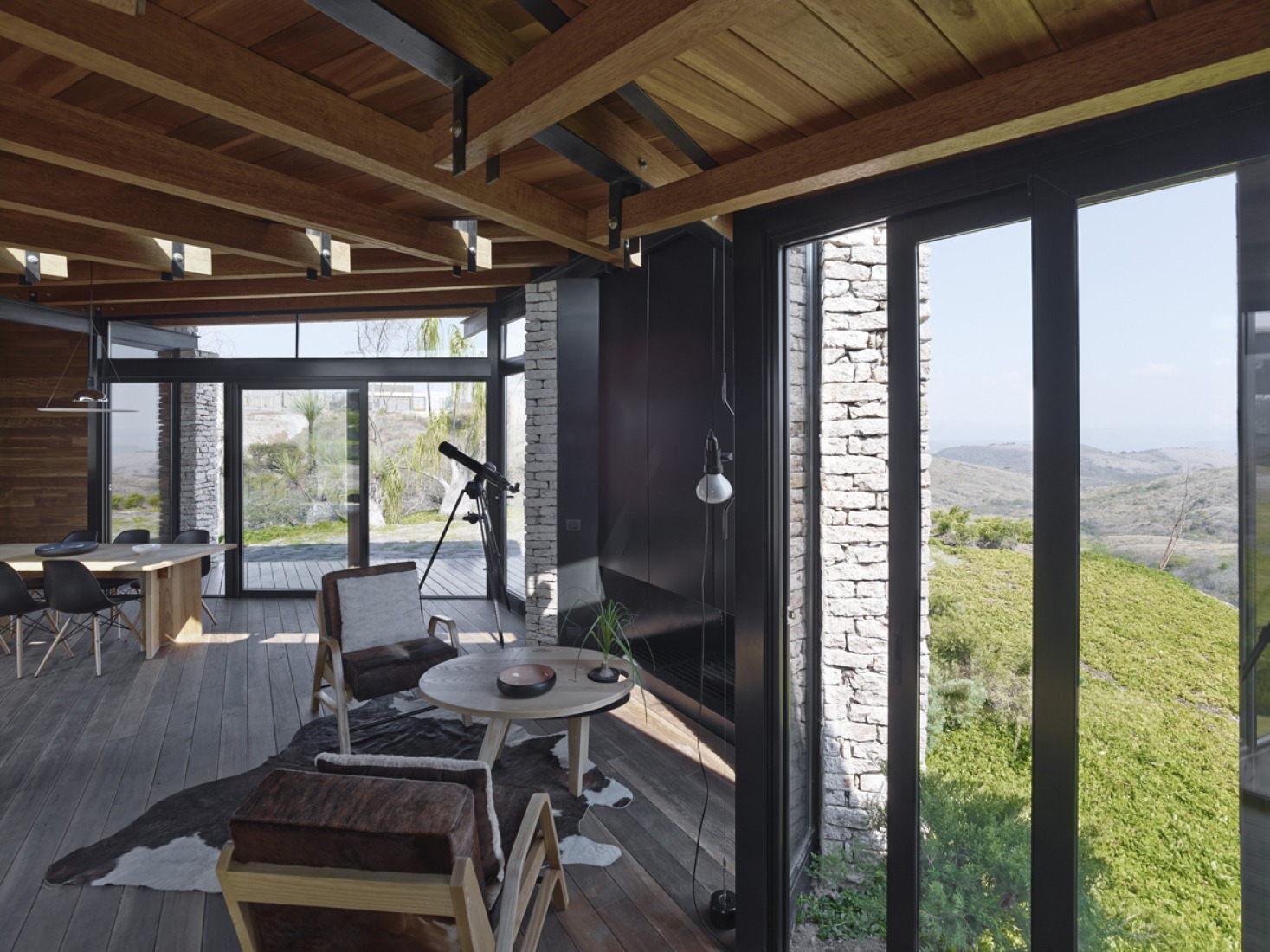 Inside view of the living room. Pavillion in Río Blanco by Carme Pinós. Photograph © Jordi Bernardó.