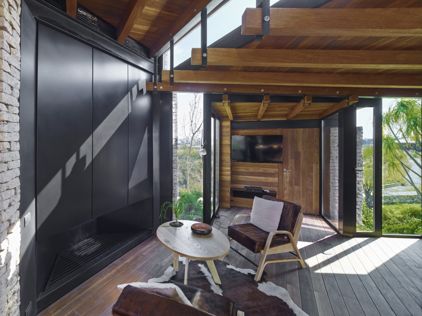 Inside view of the living room. Pavillion in Río Blanco by Carme Pinós. Photograph © Jordi Bernardó.