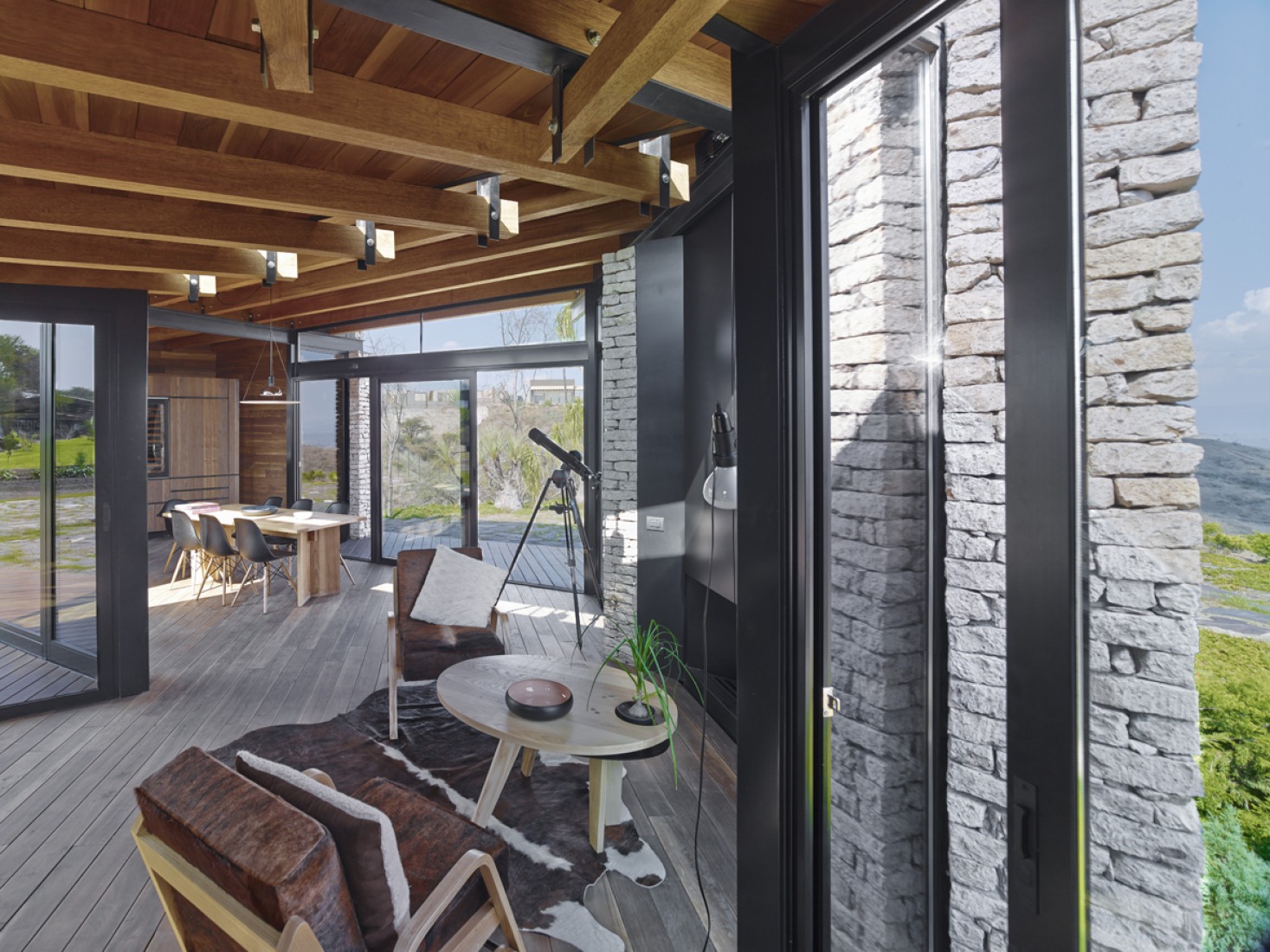 Inside view of the living room. Pavillion in Río Blanco by Carme Pinós. Photograph © Jordi Bernardó.