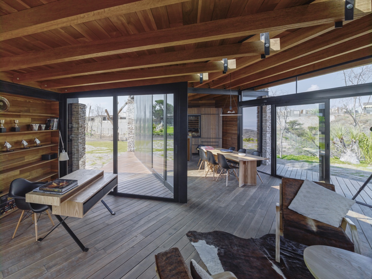 Inside view of the studio and living room. Pavillion in Río Blanco by Carme Pinós. Photograph © Jordi Bernardó.