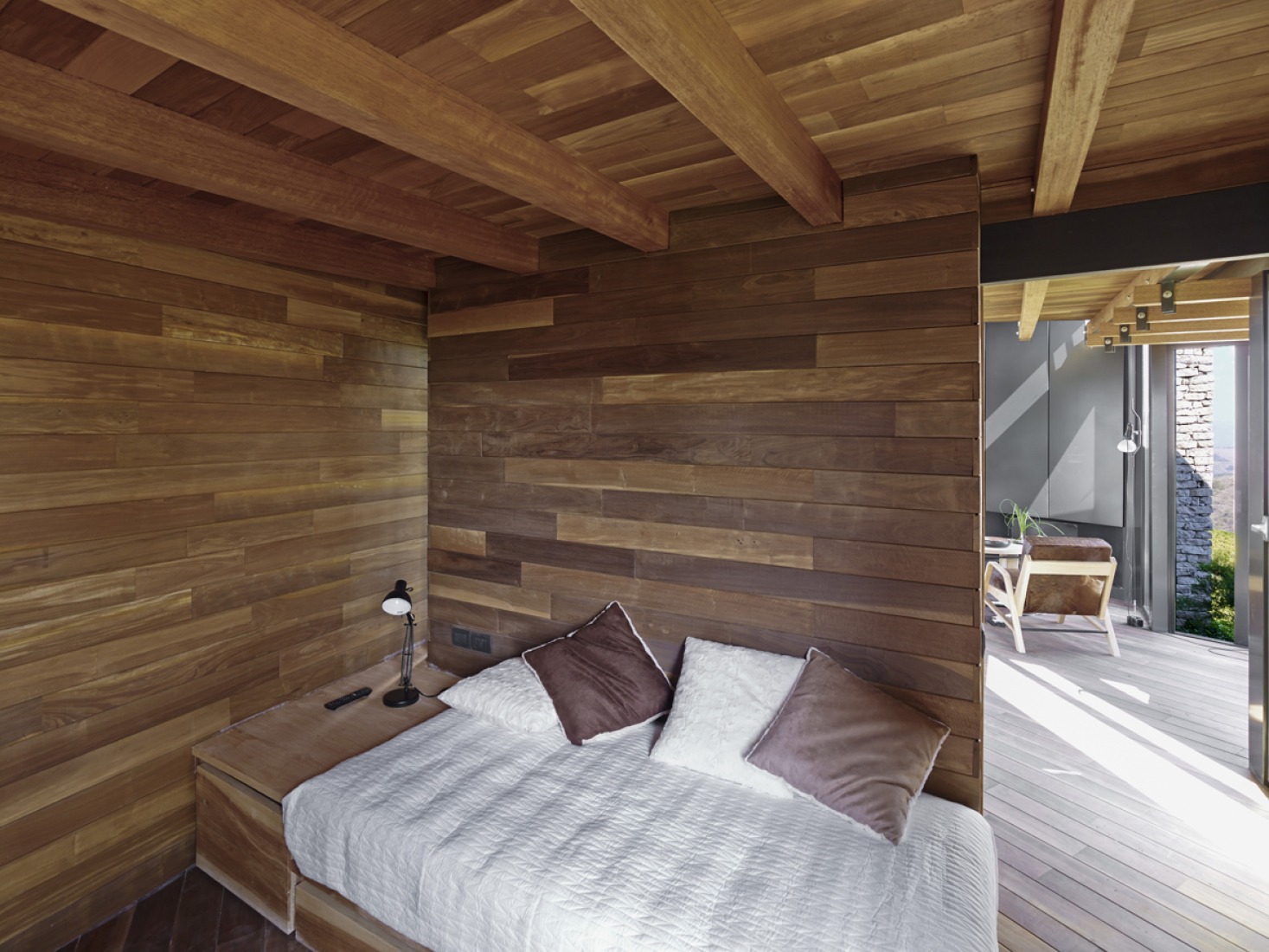 Inside view of the bedroom. Pavillion in Río Blanco by Carme Pinós. Photograph © Jordi Bernardó.