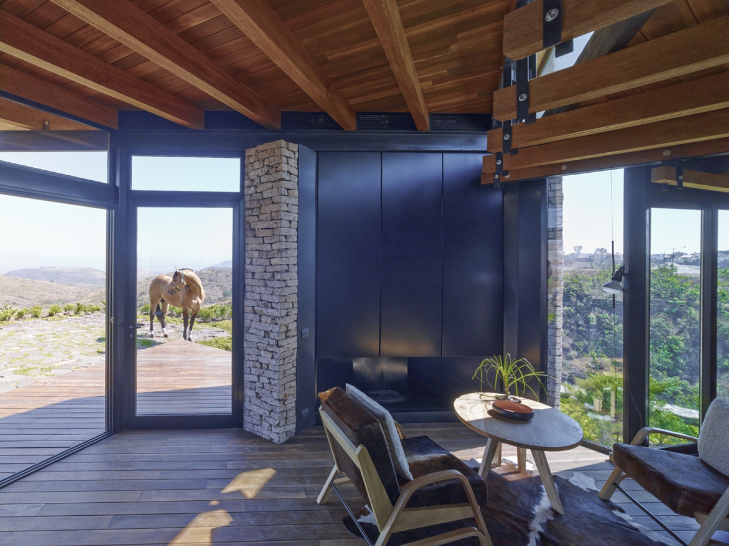 Inside view of the living room. Pavillion in Río Blanco by Carme Pinós. Photograph © Jordi Bernardó.