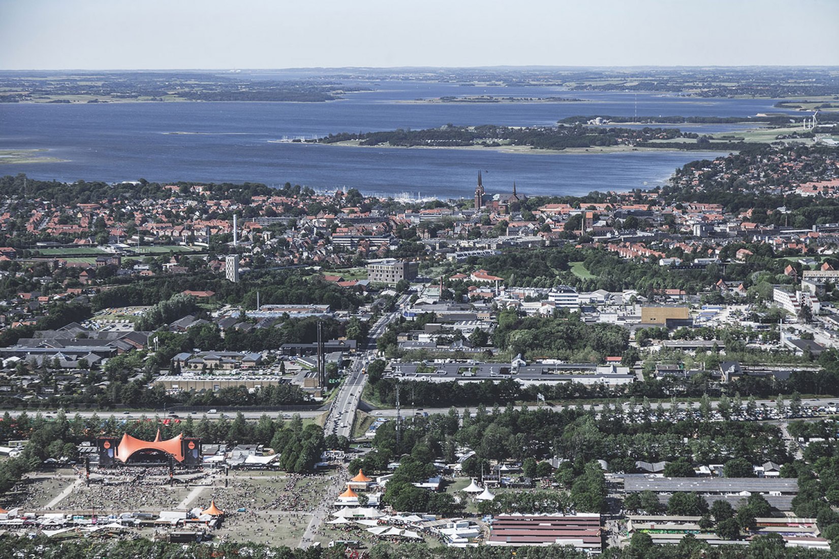 Vista aérea. Nuevo Museo de música Rock por COBE y MVRDV. Fotografía © Rasmus-Hjortshøj, COAST-Studio, COBE y MVRDV.