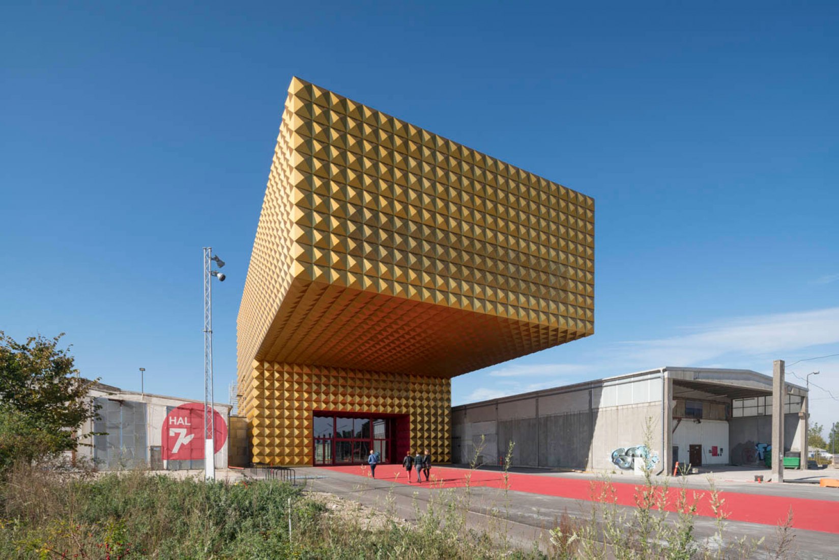 Vista exterior de la entrada. Nuevo Museo de música Rock por COBE y MVRDV. Fotografía © Ossip.