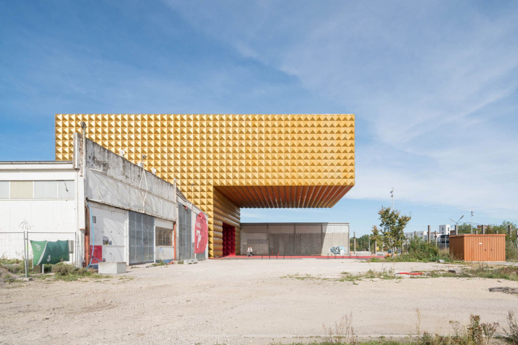 Vista exterior de la entrada. Nuevo Museo de música Rock por COBE y MVRDV. Fotografía © Ossip.