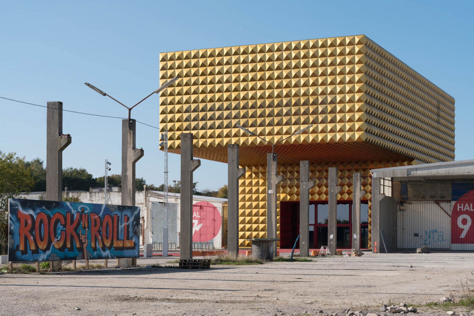 Vista exterior de la entrada. Nuevo Museo de música Rock por COBE y MVRDV. Fotografía © Ossip.