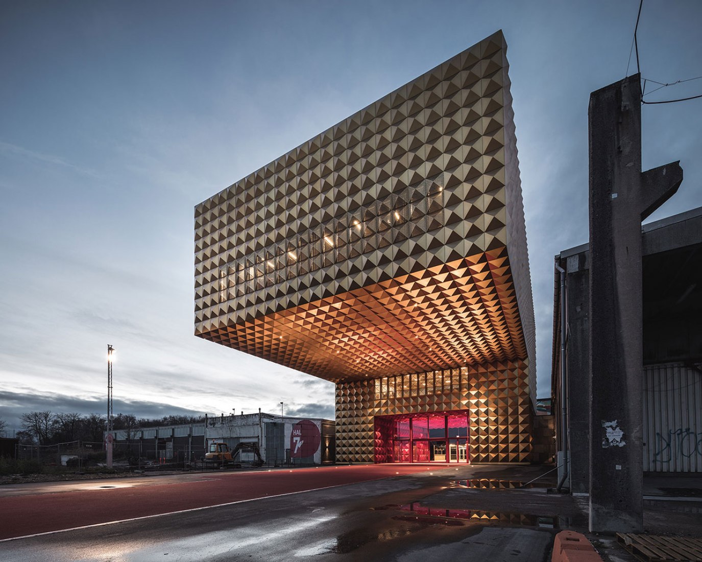 Vista exterior nocturna. Nuevo Museo de música Rock por COBE y MVRDV. Fotografía © Rasmus-Hjortshøj, COAST-Studio, COBE y MVRDV.