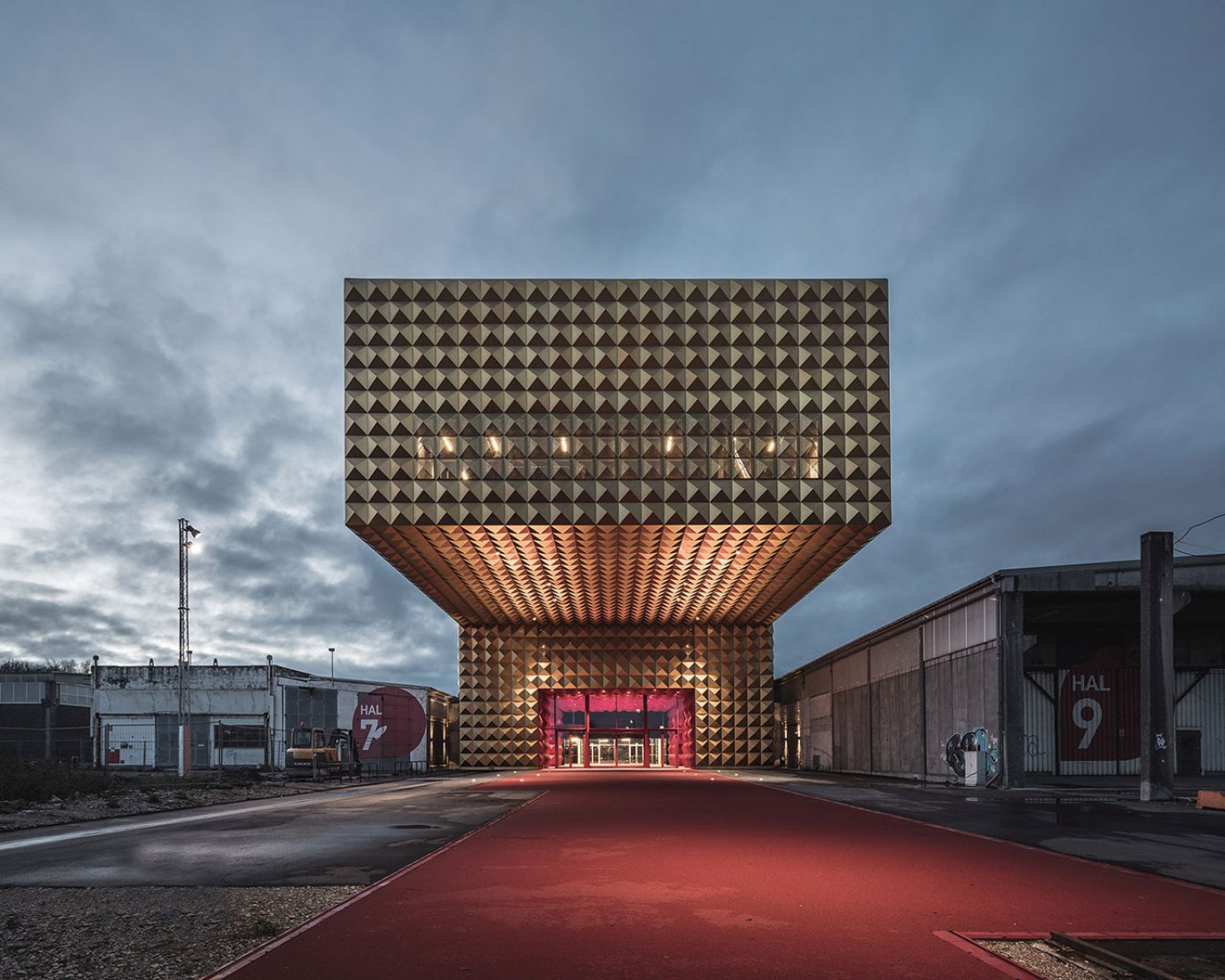 Vista exterior nocturna. Nuevo Museo de música Rock por COBE y MVRDV. Fotografía © Rasmus-Hjortshøj, COAST-Studio, COBE y MVRDV.