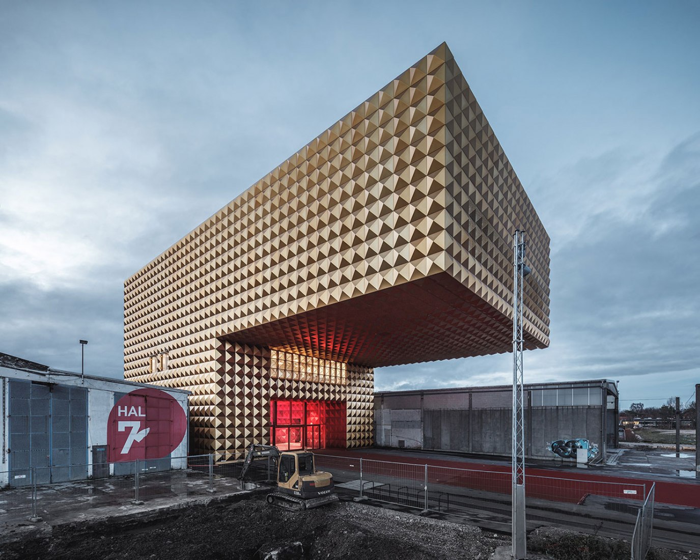 Vista exterior nocturna. Nuevo Museo de música Rock por COBE y MVRDV. Fotografía © Rasmus-Hjortshøj, COAST-Studio, COBE y MVRDV.