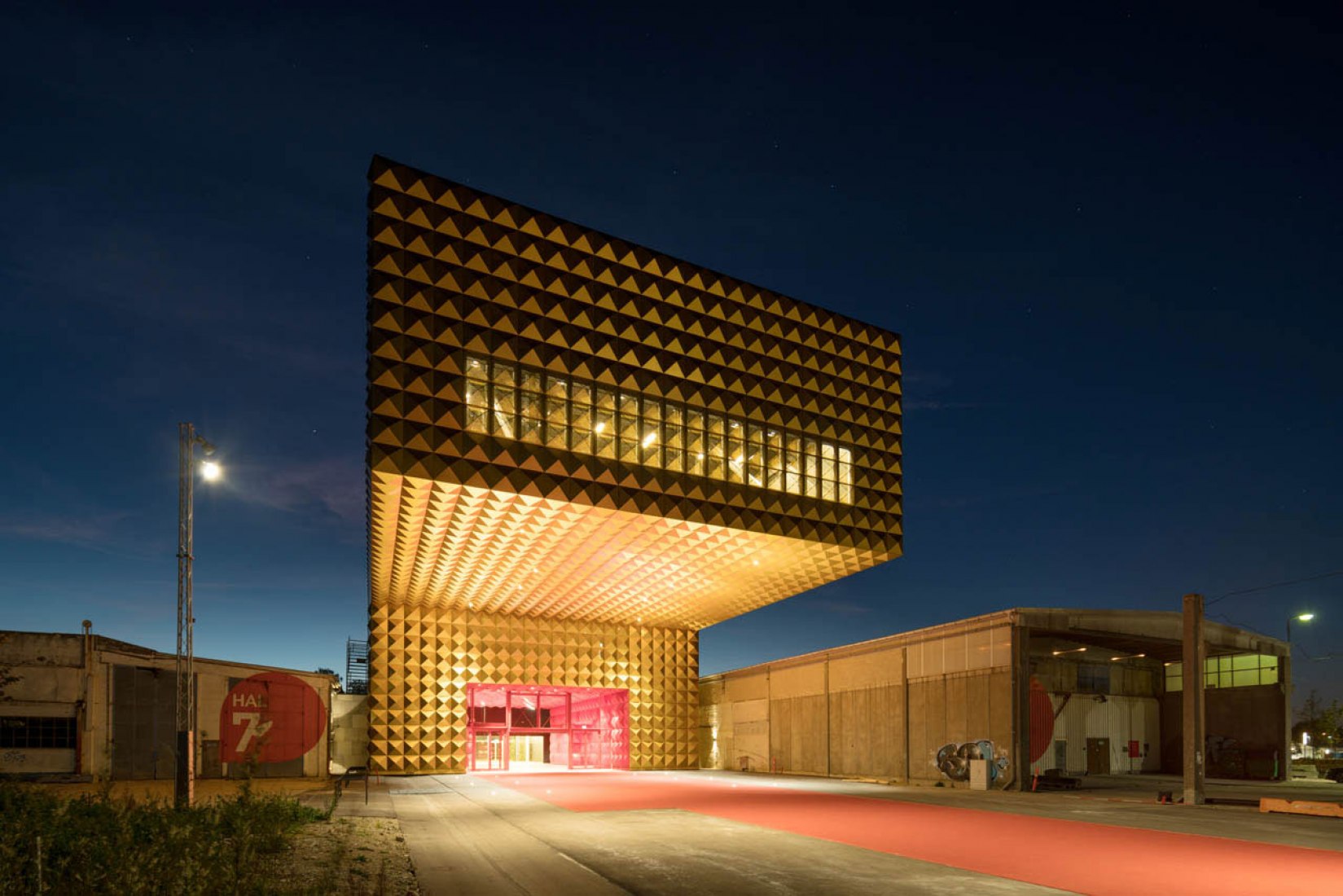 Vista exterior nocturna. Nuevo Museo de música Rock por COBE y MVRDV. Fotografía © Rasmus-Hjortshøj, COAST-Studio, COBE y MVRDV.