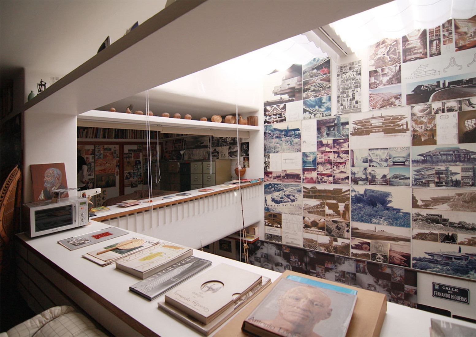 View of the vertical gap form the living-room. Fernando Higueras Foundation. Photograph © Leonor Martín /METALOCUS.