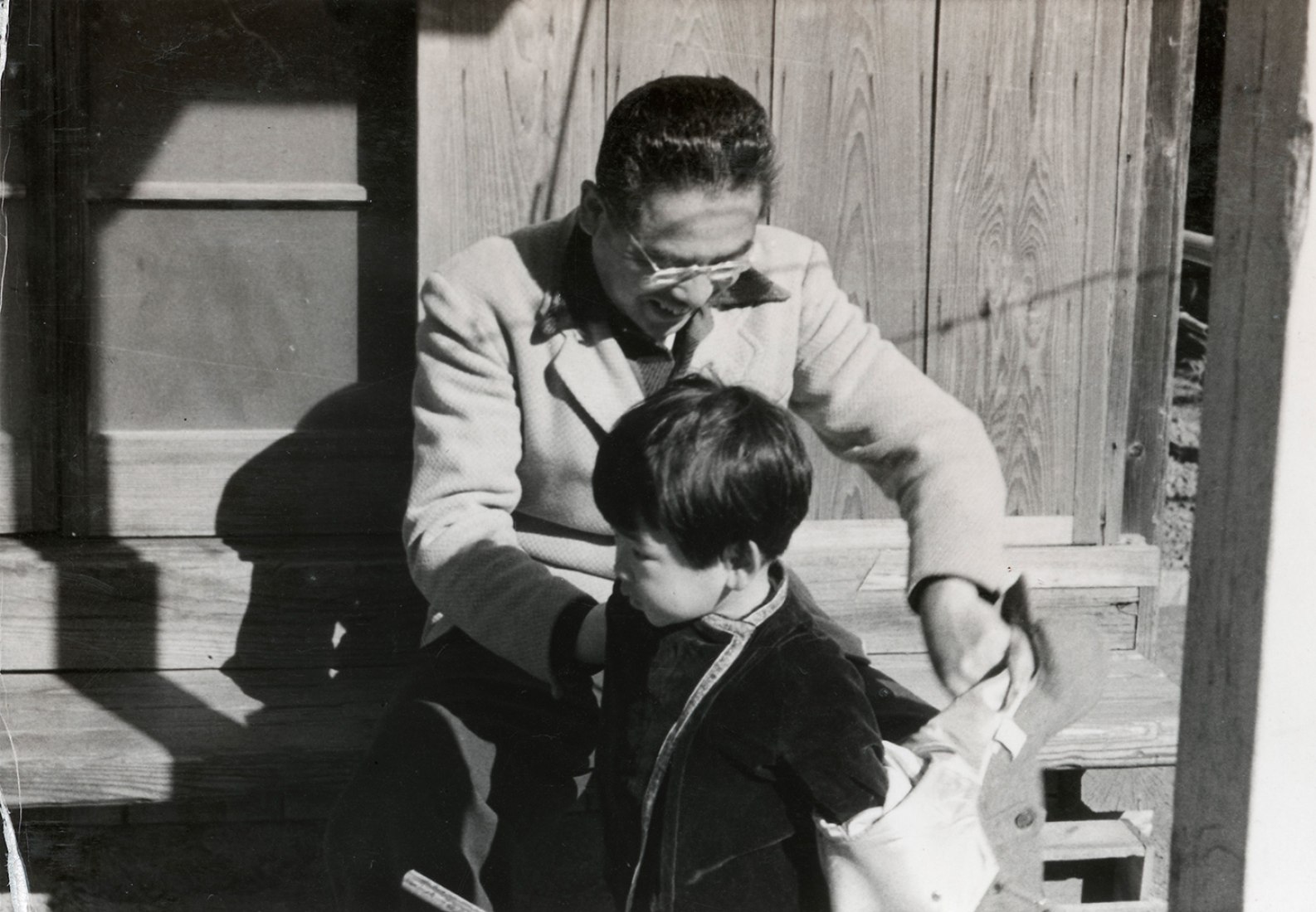 Kengo Kuma with his father on the veranda of his childhood house, Kanagawa Prefecture, 1959. Image courtesy of Barcelona Roca Gallery.