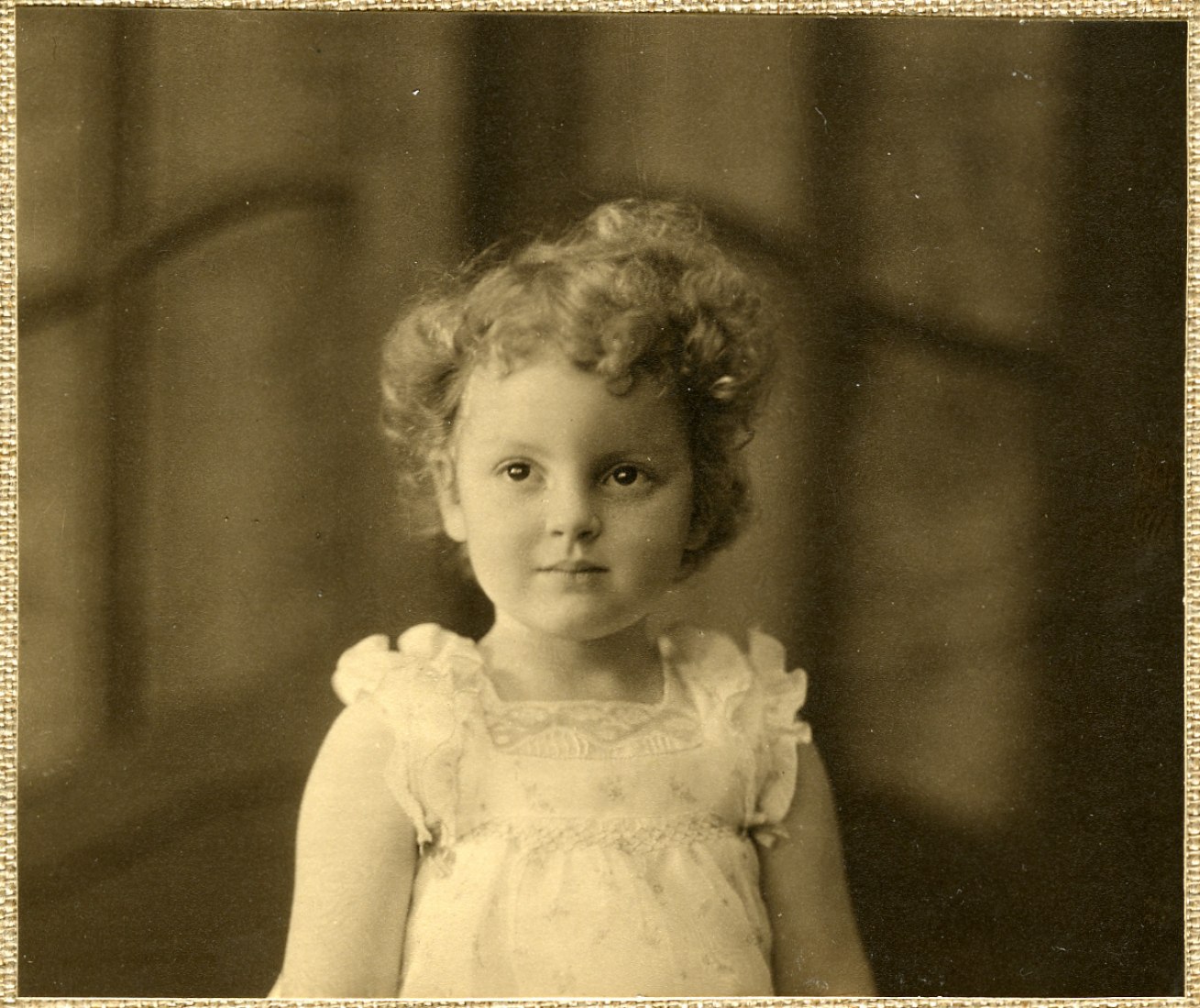 Denise Scott Brown, age 4, Johannesburg. Image courtesy of Barcelona Roca Gallery.