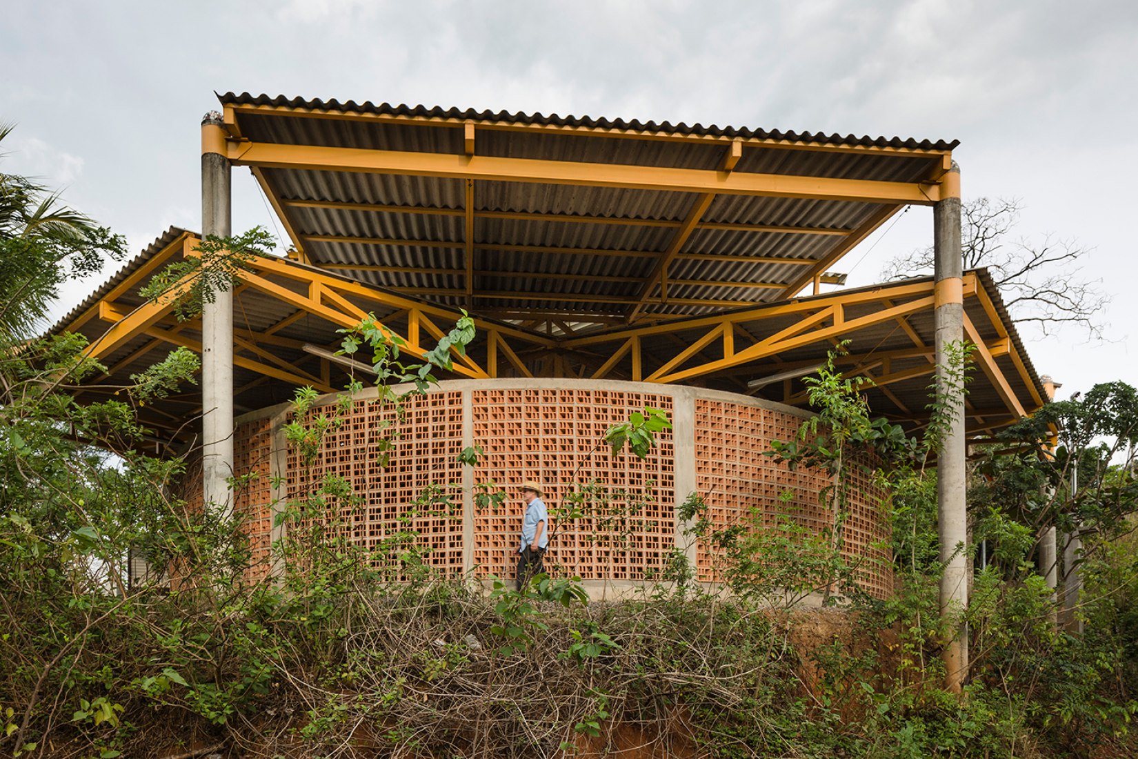 Exterior view. Community centre of El Rodeo de Mora by Fournier Rojas Architects. Photography © Fernando Alda.