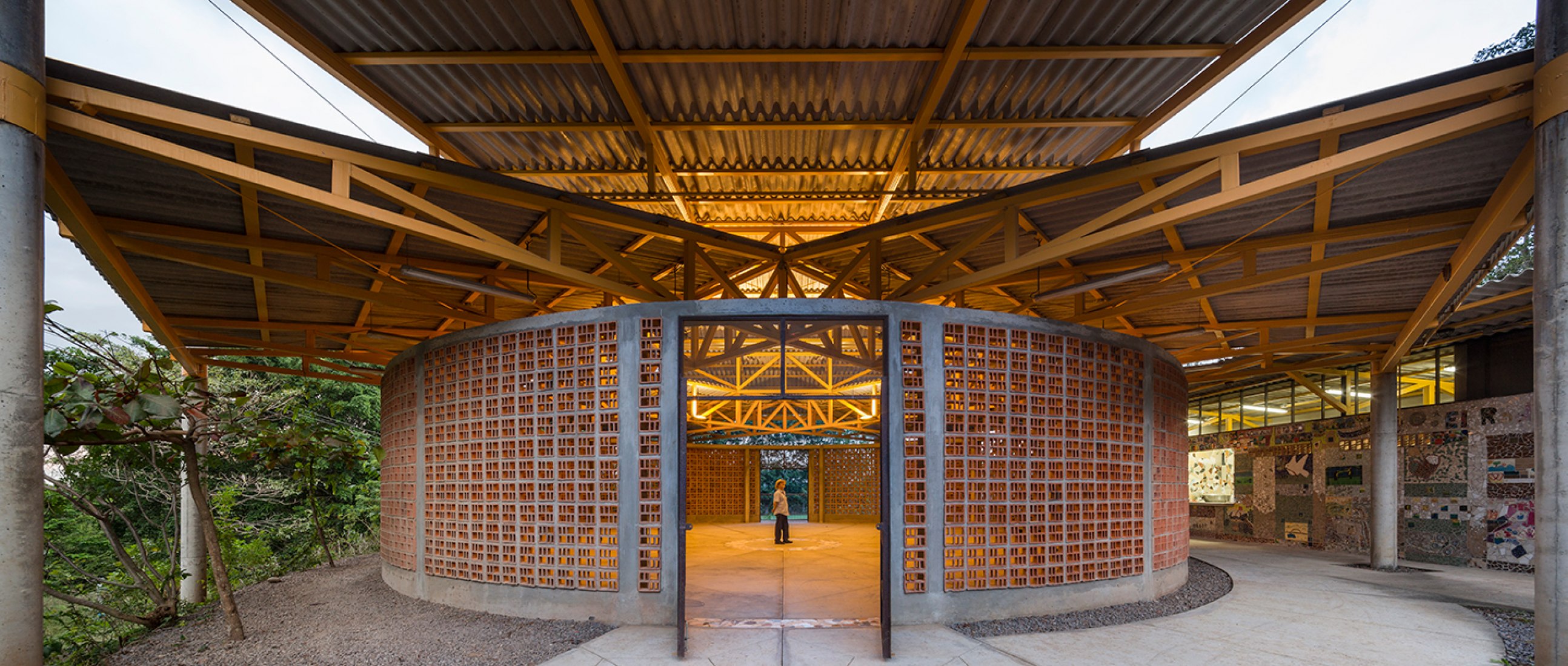 Exterior view. Community centre of El Rodeo de Mora by Fournier Rojas Architects. Photography © Fernando Alda.