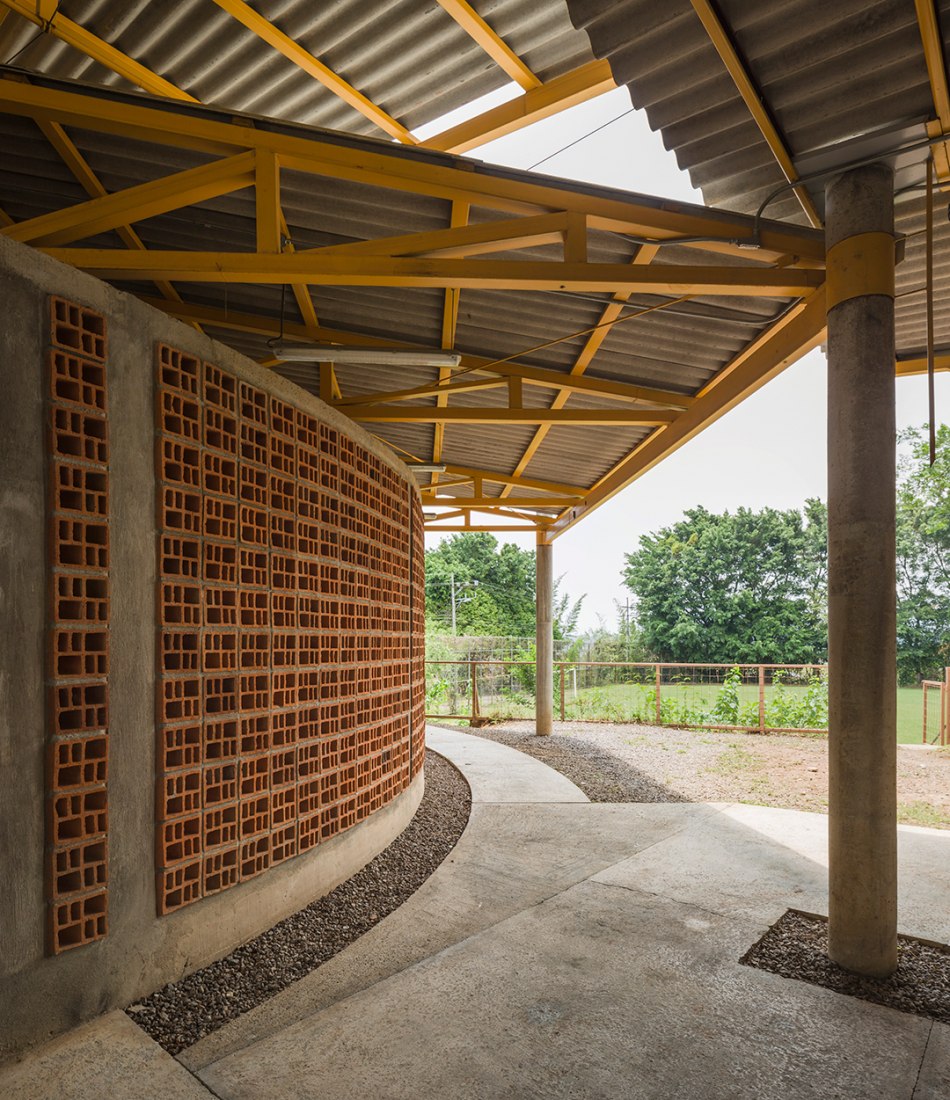 Exterior view. Community centre of El Rodeo de Mora by Fournier Rojas Architects. Photography © Fernando Alda.