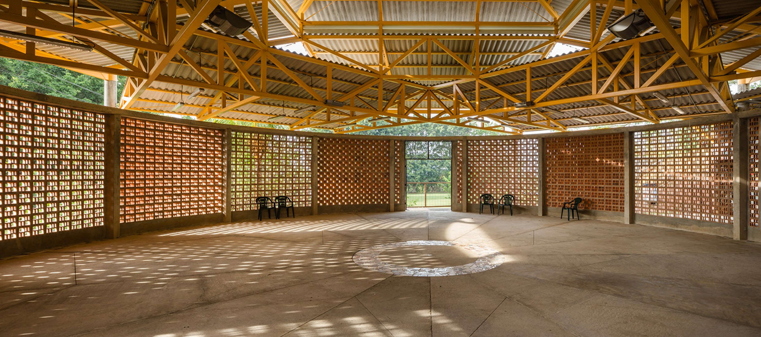 Vista interior. Centro comunitario en El Rodeo de Mora por Fournier Rojas Arquitectos. Fotografía © Fernando Alda.