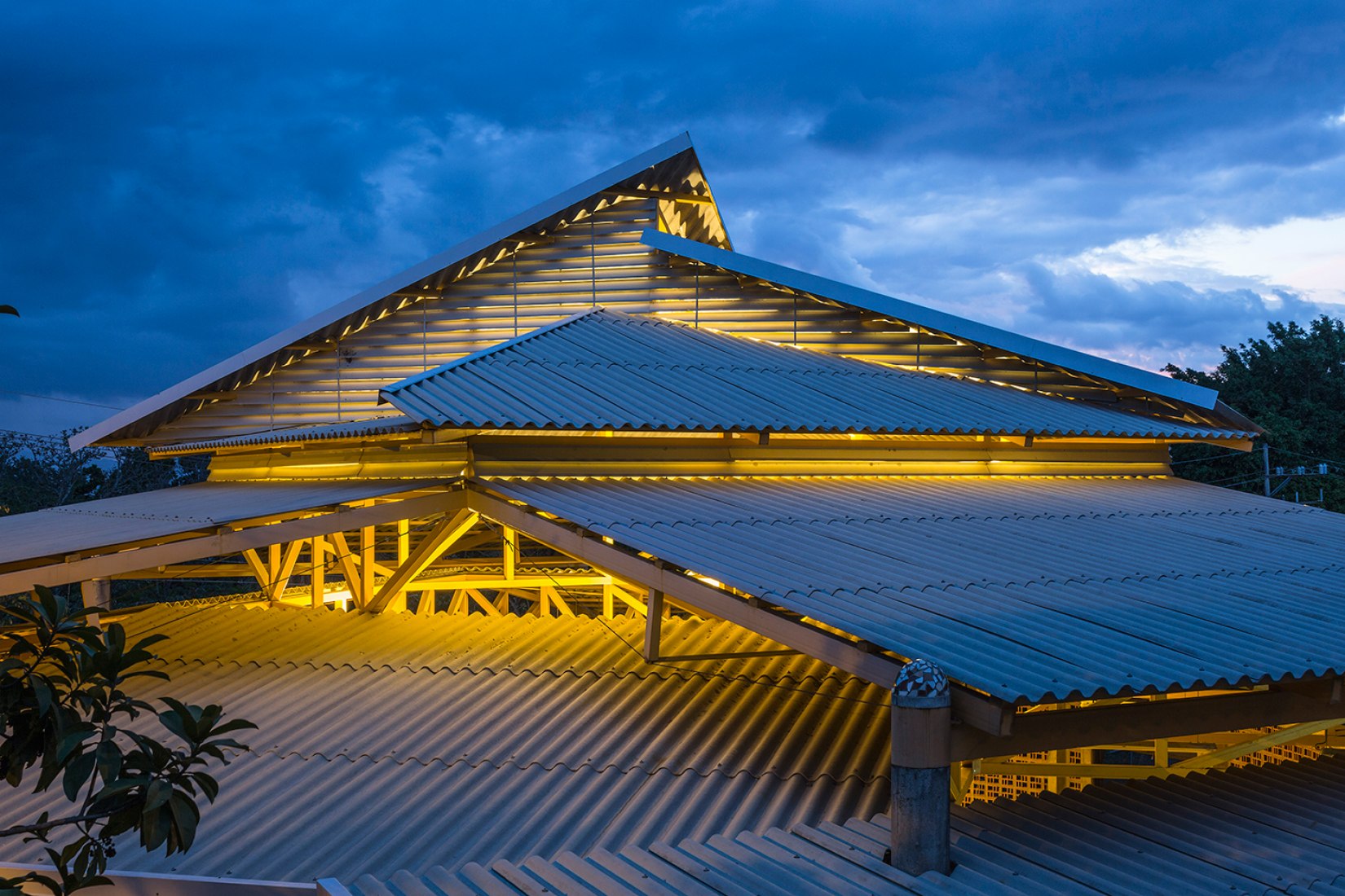 Exterior view at night. Community centre of El Rodeo de Mora by Fournier Rojas Architects. Photography © Fernando Alda.