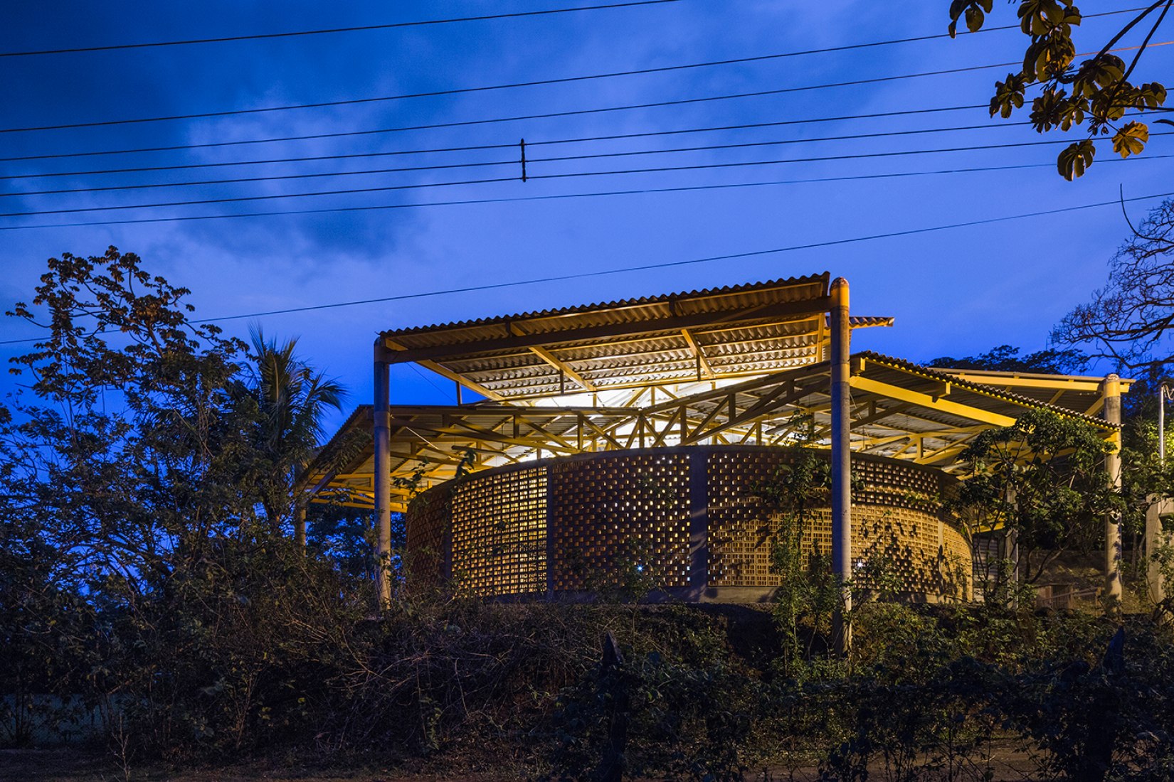 Exterior view at night. Community centre of El Rodeo de Mora by Fournier Rojas Architects. Photography © Fernando Alda.