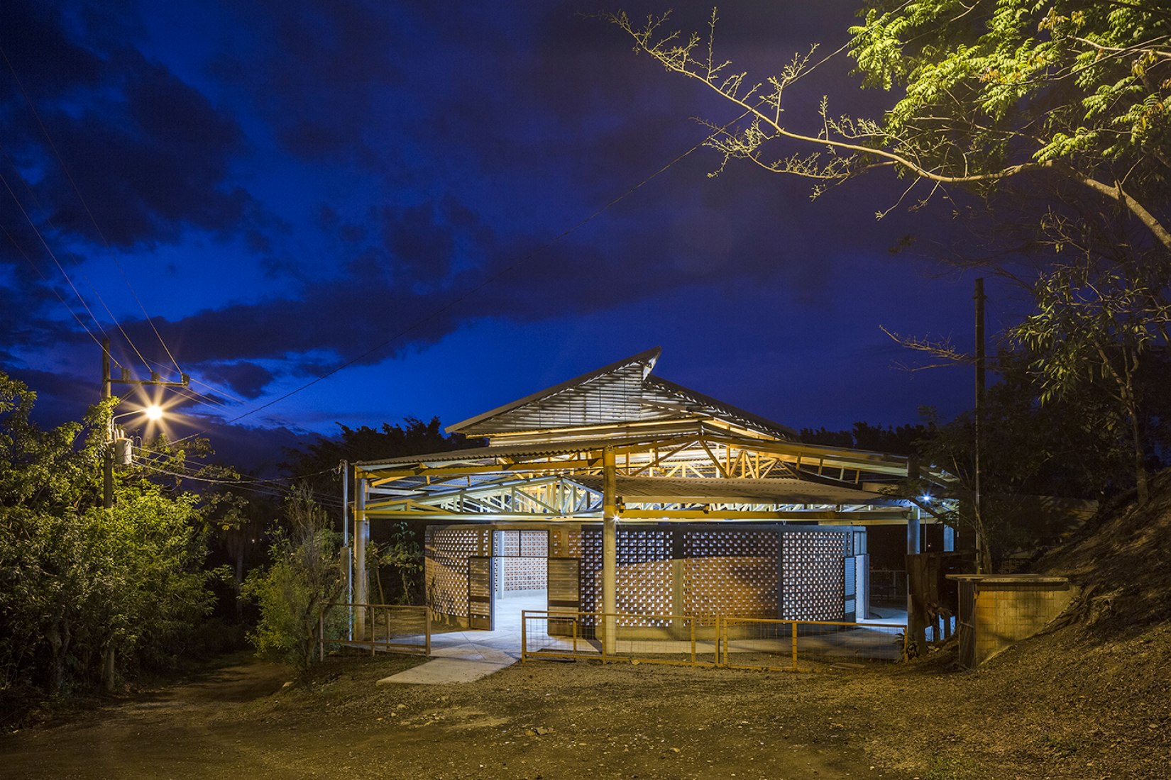 Exterior view at night. Community centre of El Rodeo de Mora by Fournier Rojas Architects. Photography © Fernando Alda.