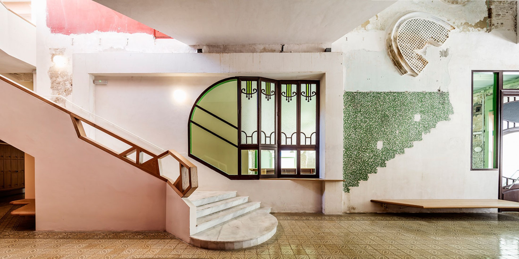 Nueva y vieja escalera. Nueva Sala Beckett por Flores&Prats. Fotografía © Adrià Goula.