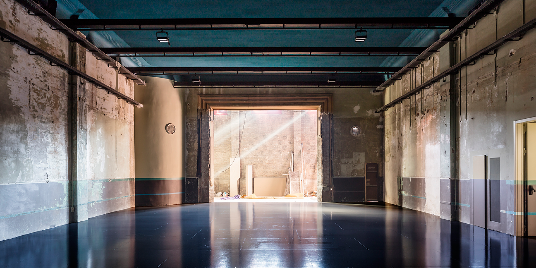 Sala Obrador. Antigua boca de escenario. Nueva Sala Beckett por Flores&Prats. Fotografía © Adrià Goula.