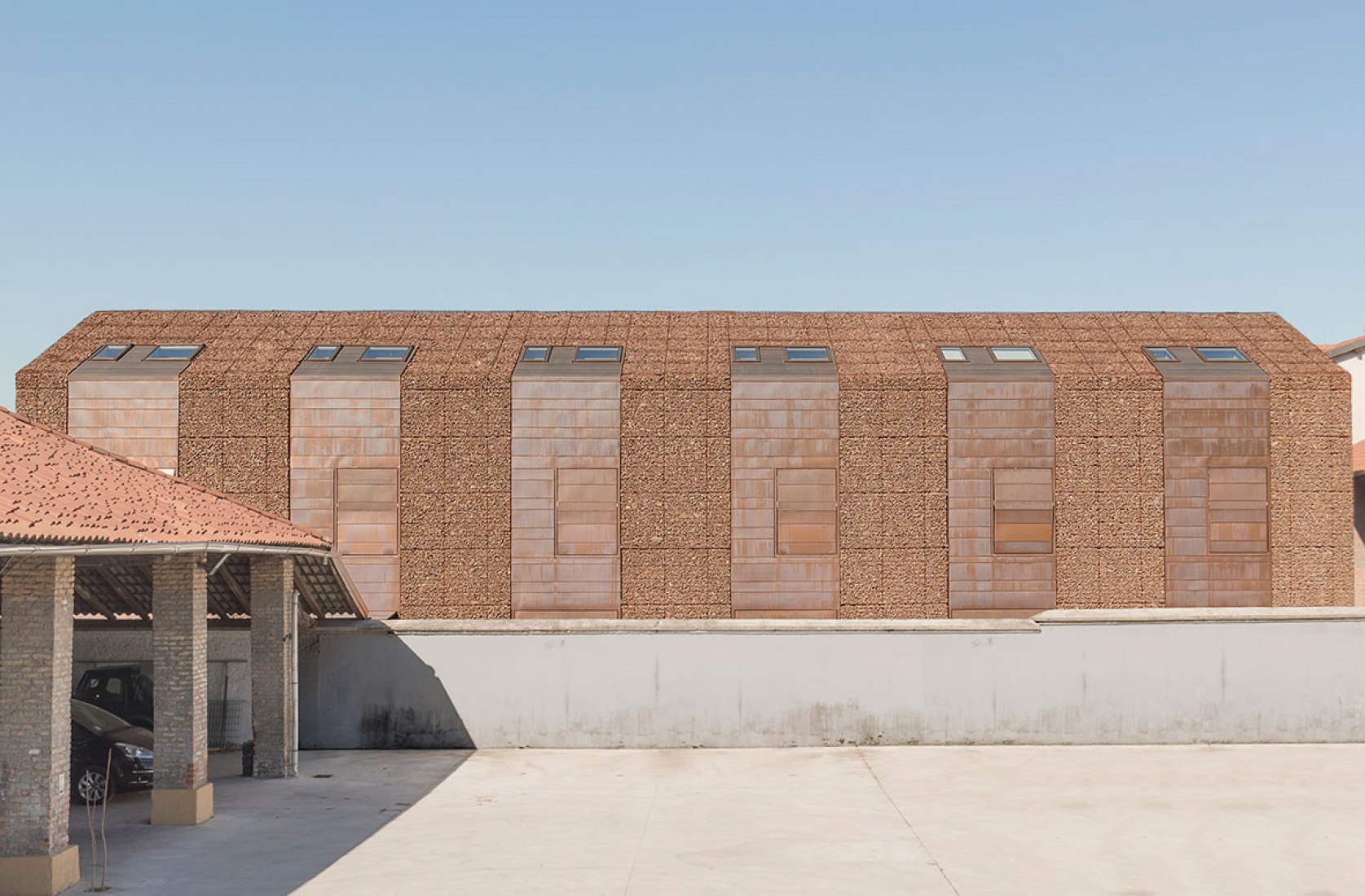 Exterior view. Attached houses in Sesto San Giovanni by Gino Guarnieri and Roberto Mascazzini. Photography © Simone Bossi.