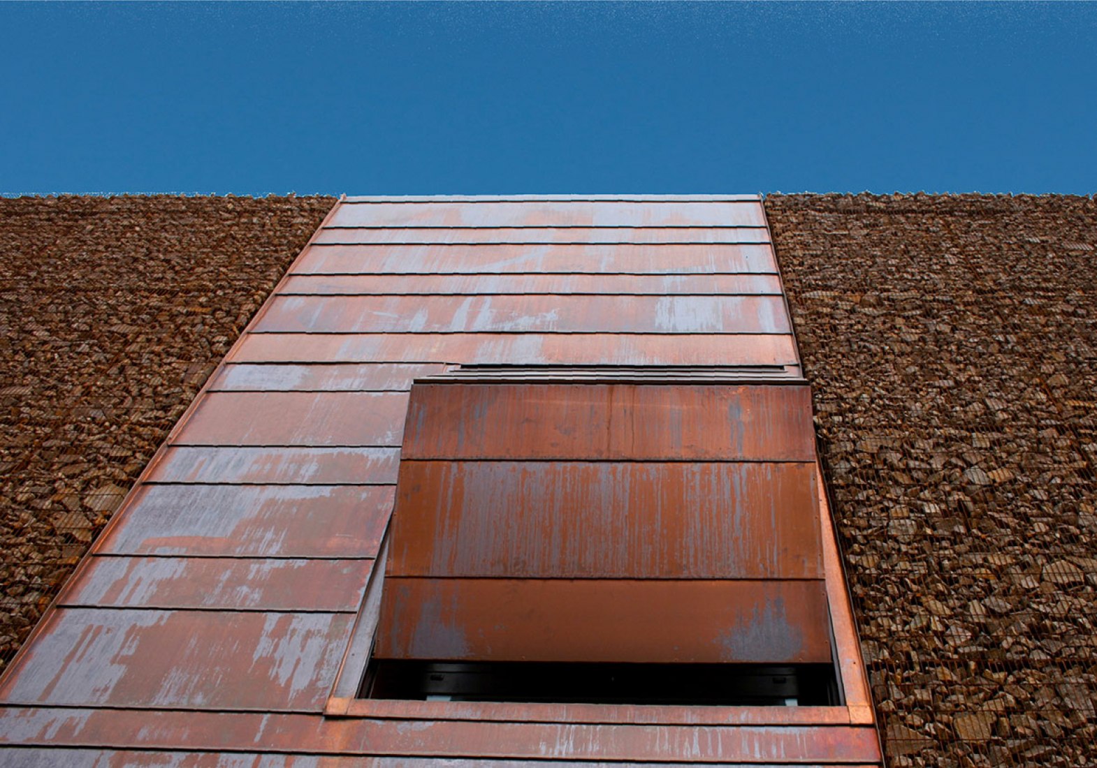 Exterior view. Attached houses in Sesto San Giovanni by Gino Guarnieri and Roberto Mascazzini. Photography © Simone Bossi.