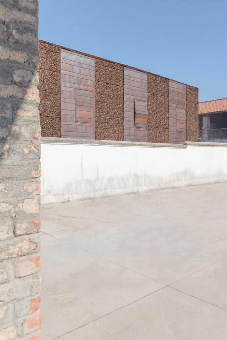 Exterior view. Attached houses in Sesto San Giovanni by Gino Guarnieri and Roberto Mascazzini. Photography © Simone Bossi.