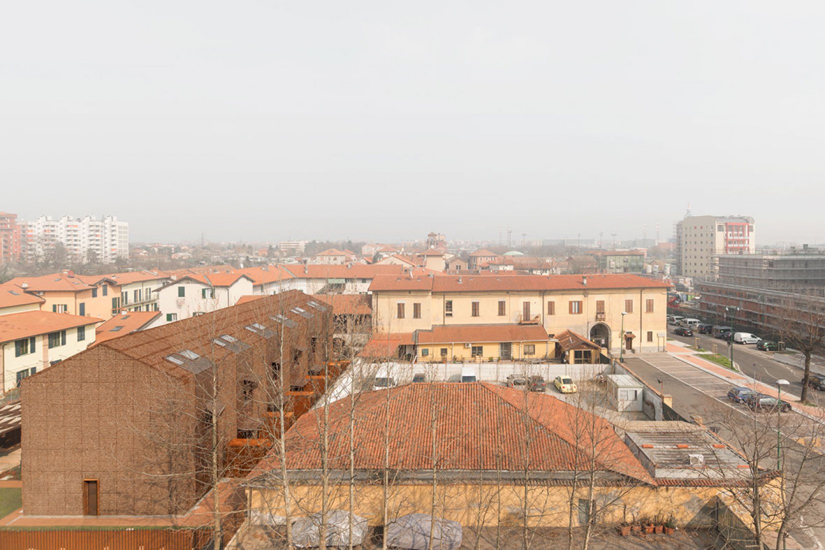 Exterior view. Attached houses in Sesto San Giovanni by Gino Guarnieri and Roberto Mascazzini. Photography © Simone Bossi.