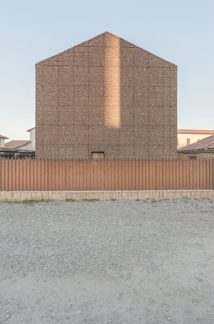 Exterior view. Attached houses in Sesto San Giovanni by Gino Guarnieri and Roberto Mascazzini. Photography © Simone Bossi.