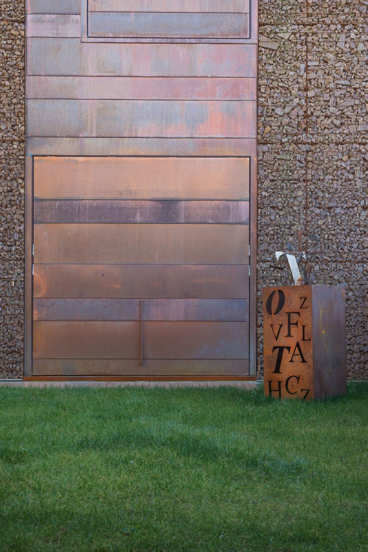 Exterior view. Attached houses in Sesto San Giovanni by Gino Guarnieri and Roberto Mascazzini. Photography © Simone Bossi.