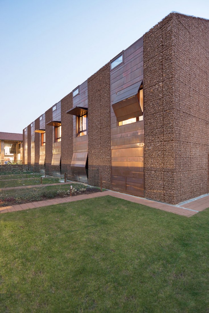 Exterior view. Attached houses in Sesto San Giovanni by Gino Guarnieri and Roberto Mascazzini. Photography © Simone Bossi.