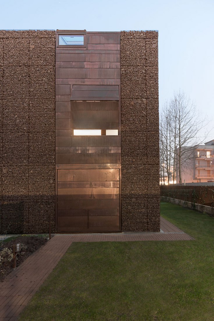 Exterior view. Attached houses in Sesto San Giovanni by Gino Guarnieri and Roberto Mascazzini. Photography © Simone Bossi.