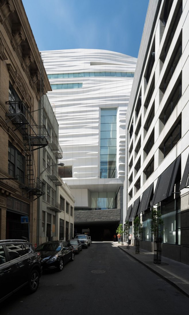 Vista desde la calle Natoma. Ampliación del MOMA San Francisco por Snøhetta. Fotografía © Henrik Kam. Imagen cortesía de SFMOMA