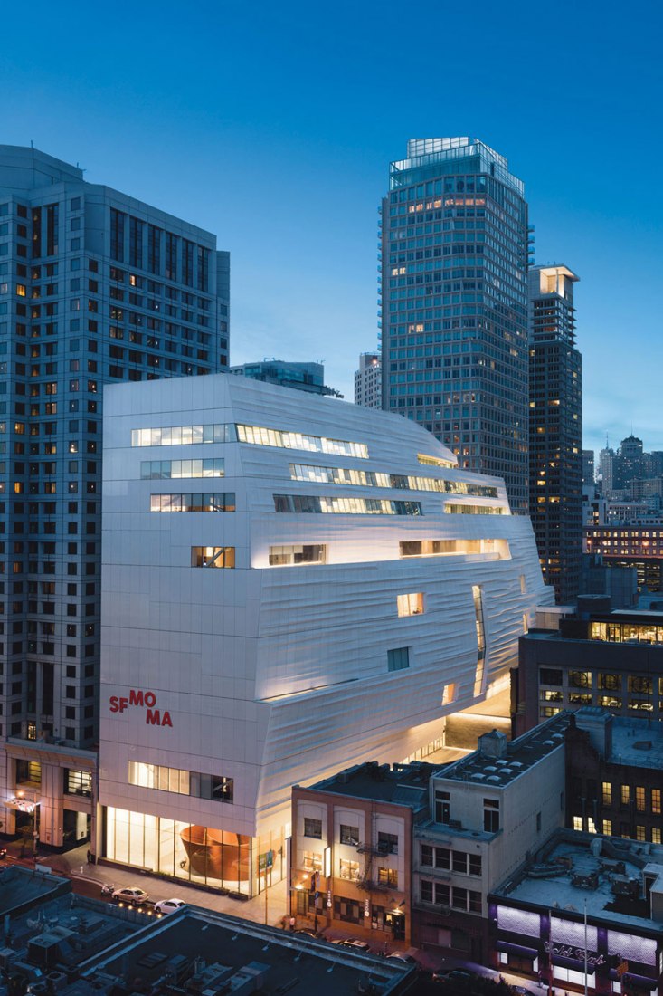 Vista exterior nocturna. Ampliación del MOMA San Francisco por Snøhetta. Fotografía © Henrik Kam. Imagen cortesía de SFMOMA