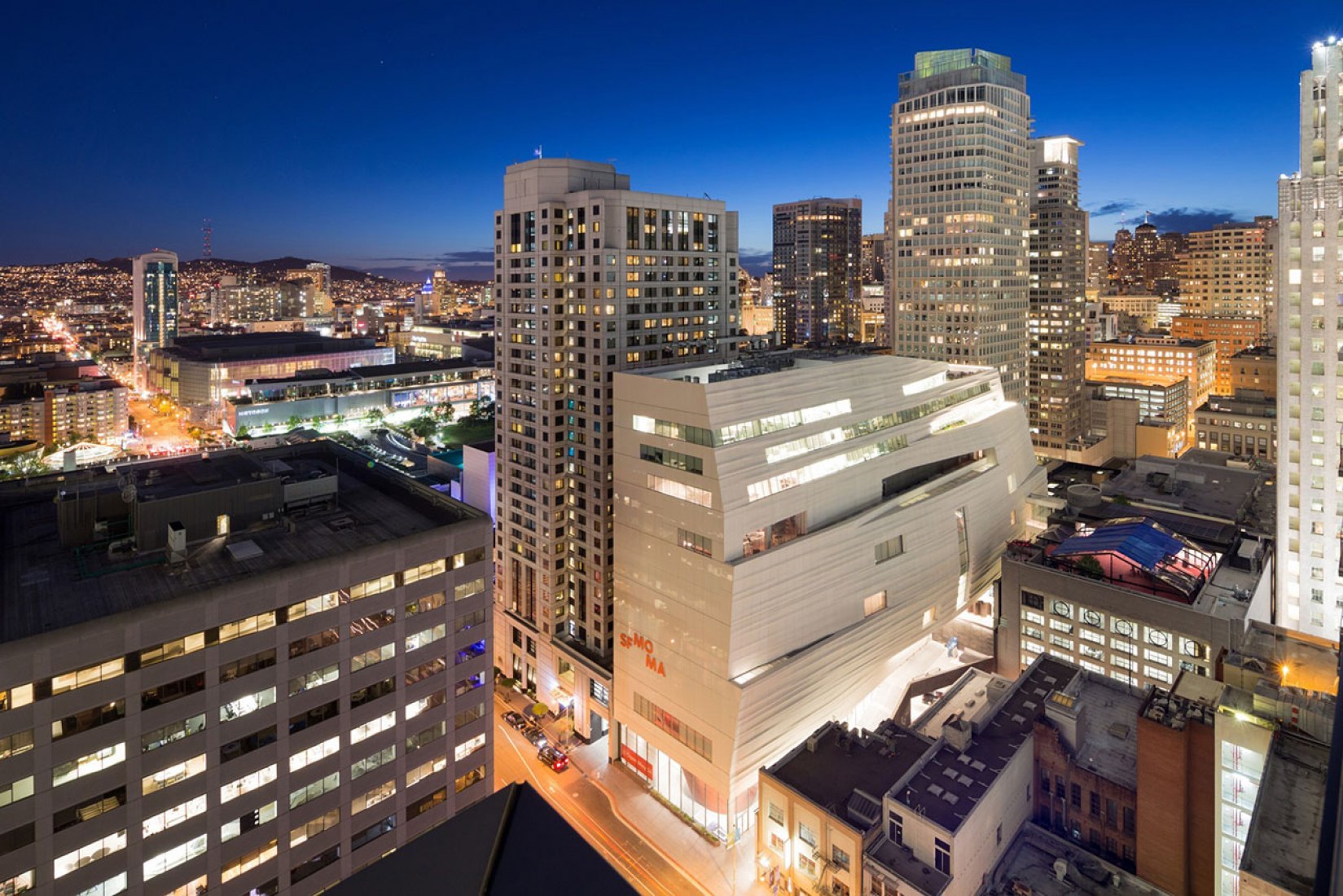 Vista exterior nocturna. Ampliación del MOMA San Francisco por Snøhetta. Fotografía © Iwan Baan. Imagen cortesía de SFMOMA