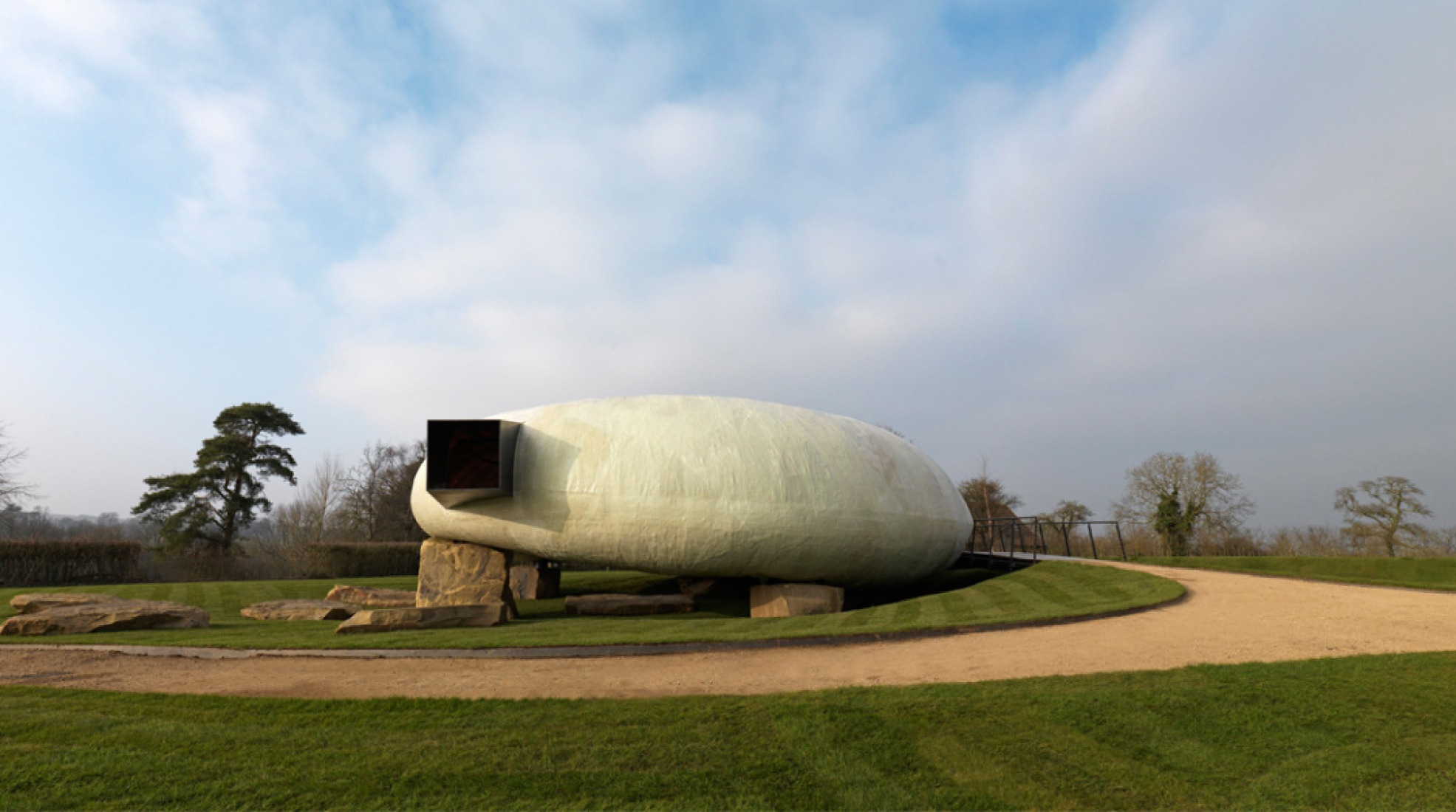 El Serpentine Pavilion 2014 de Smiljan Radić en Hauser & Wirth Somerset. Imagen cortesía de Hauser & Wirth Somerset.