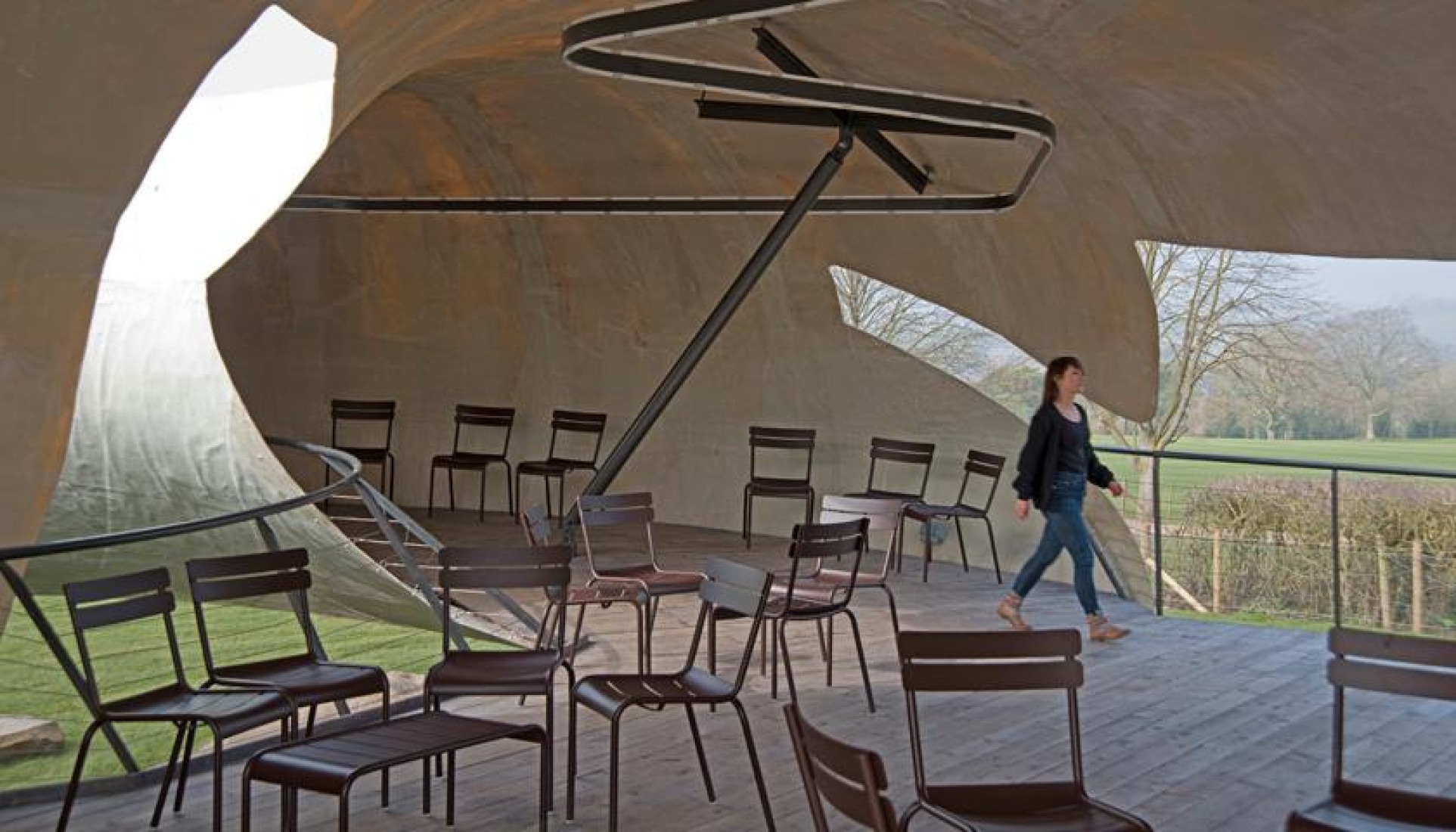 Visión interior. El Serpentine Pavilion 2014 de Smiljan Radić en Hauser & Wirth Somerset. Imagen cortesía de Hauser & Wirth Somerset. 