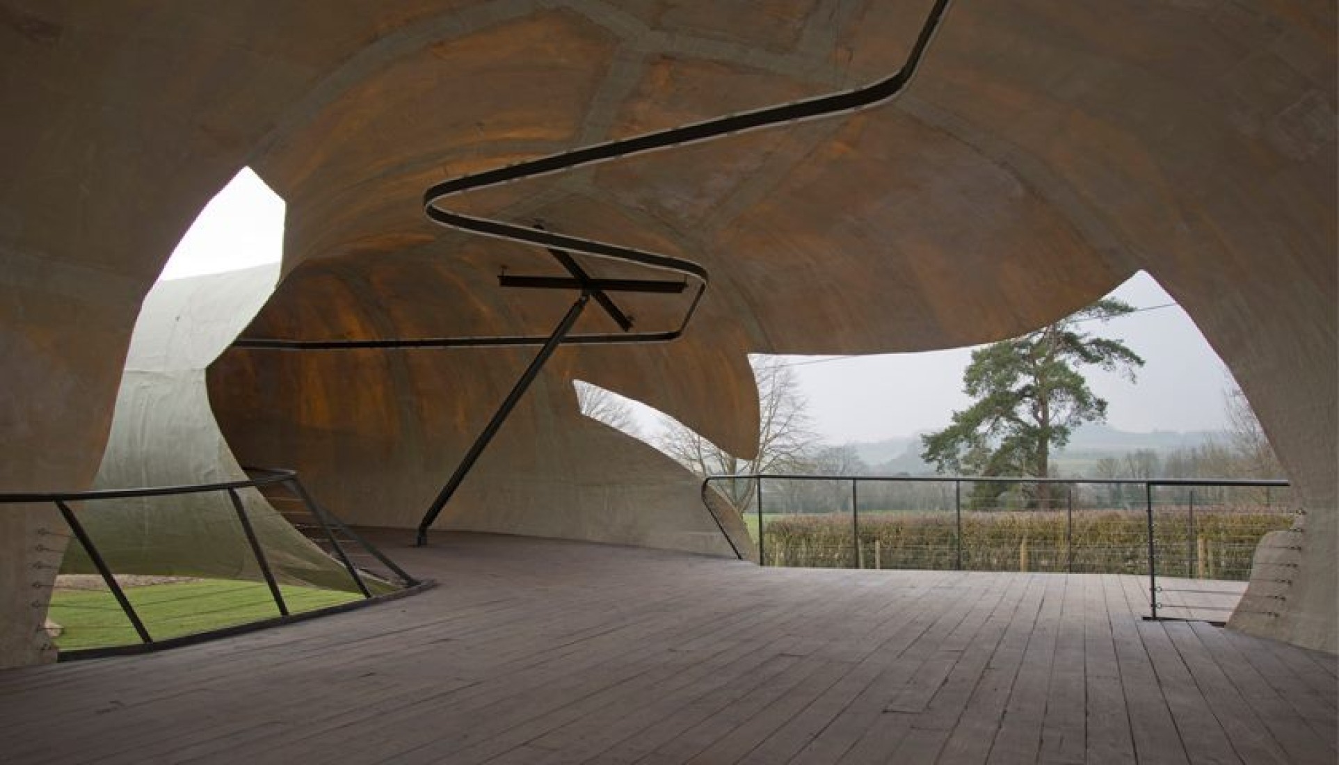 Visión interior. El Serpentine Pavilion 2014 de Smiljan Radić en Hauser & Wirth Somerset. Imagen cortesía de Hauser & Wirth Somerset.