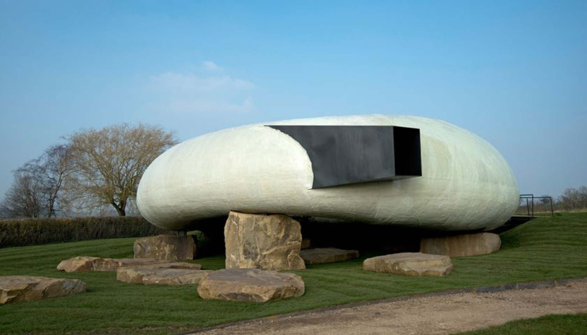 Visión exterior. El Serpentine Pavilion 2014 de Smiljan Radić en Hauser & Wirth Somerset. Imagen cortesía de Hauser & Wirth Somerset.