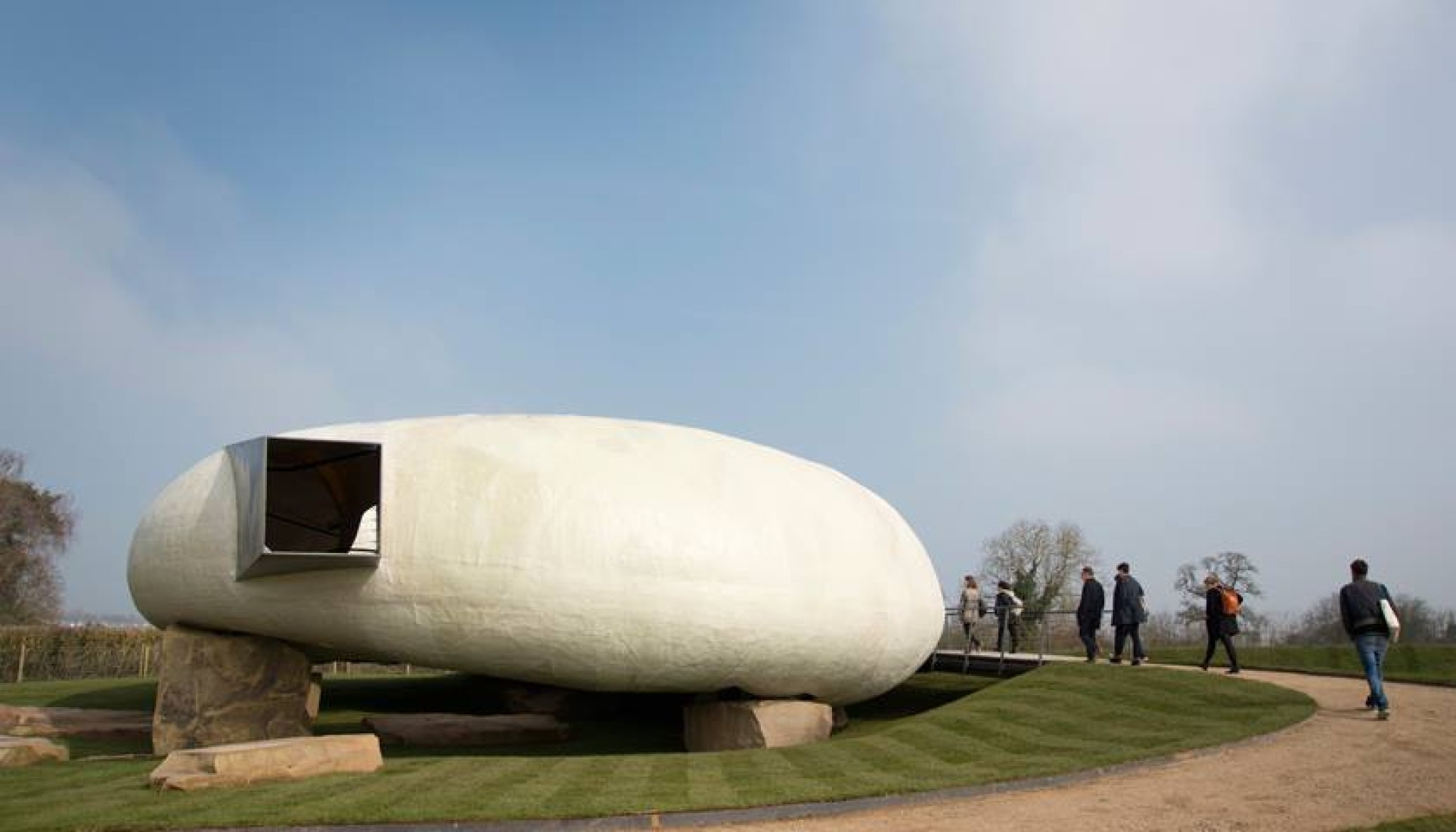 Visión exterior. El Serpentine Pavilion 2014 de Smiljan Radić en Hauser & Wirth Somerset. Imagen cortesía de Hauser & Wirth Somerset. 