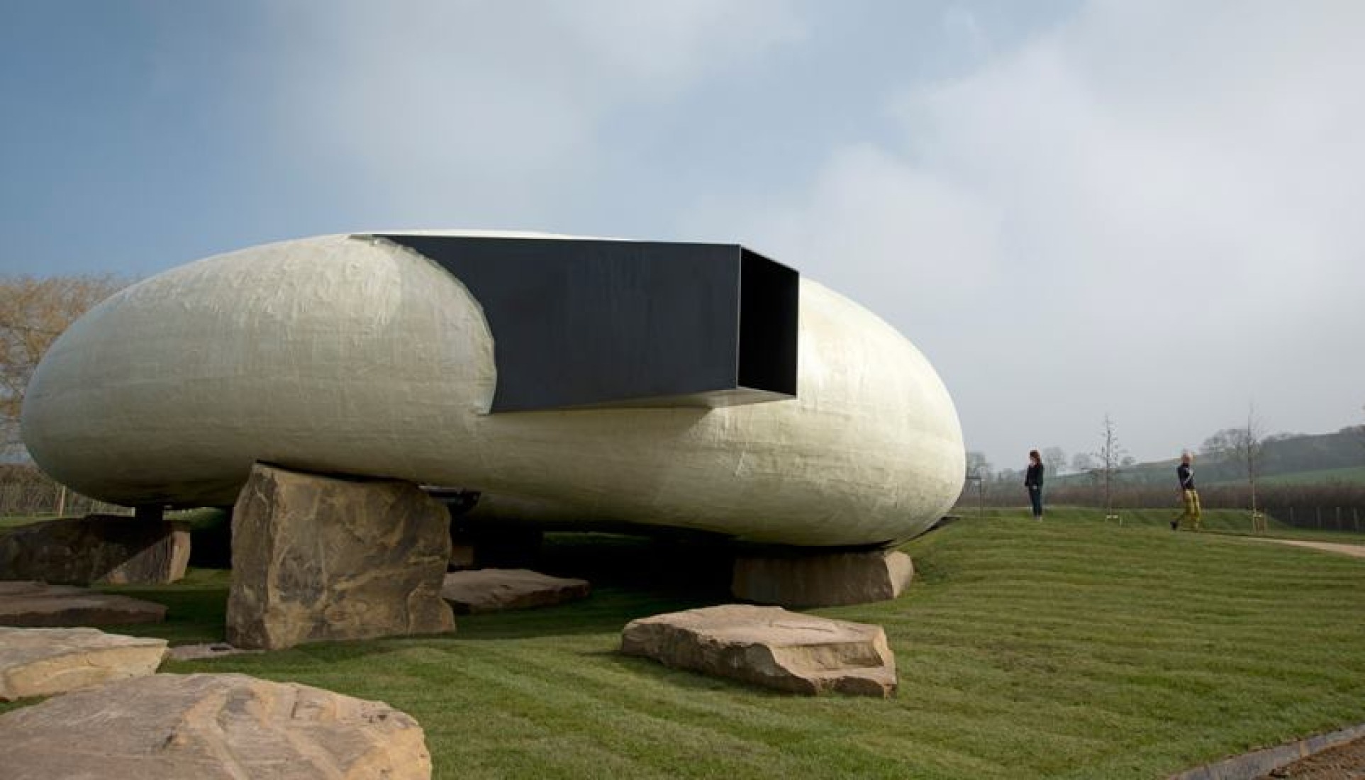 Visión exterior. El Serpentine Pavilion 2014 de Smiljan Radić en Hauser & Wirth Somerset. Imagen cortesía de Hauser & Wirth Somerset. 