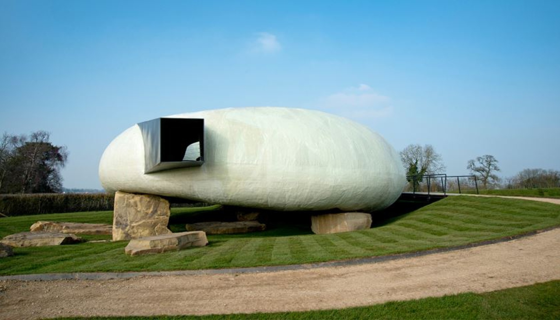 Visión exterior. El Serpentine Pavilion 2014 de Smiljan Radić en Hauser & Wirth Somerset. Imagen cortesía de Hauser & Wirth Somerset. 